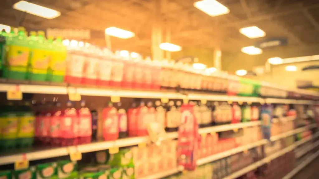 Estantería de supermercado con diferentes marcas de bebidas energéticas