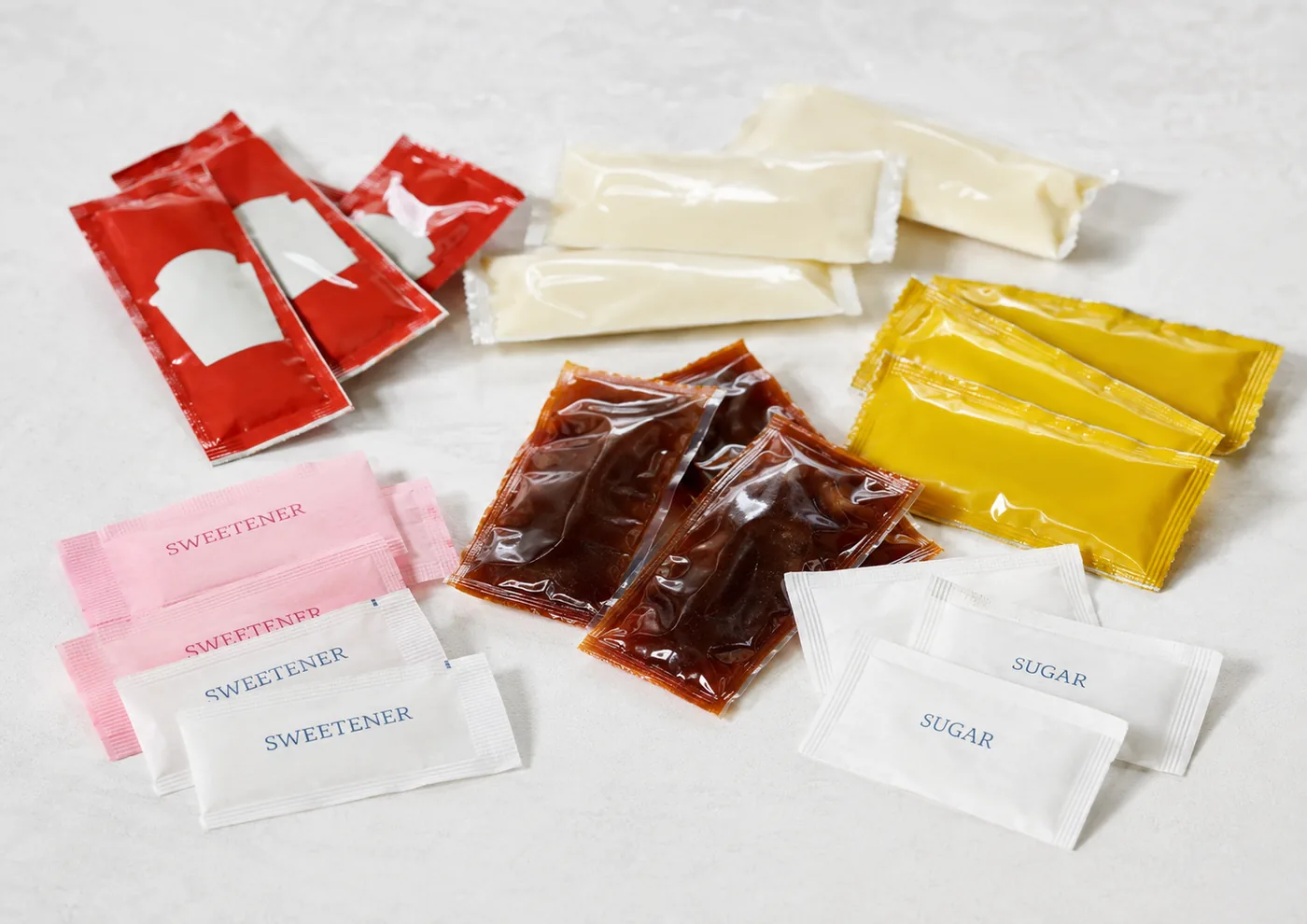 Envases monodosis de azúcar salsas y condimentos para hostelería